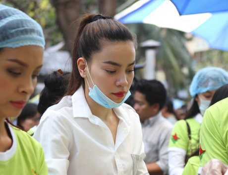 Hồ Ngọc Hà lặng người trước những em bé bị chất độc màu da cam