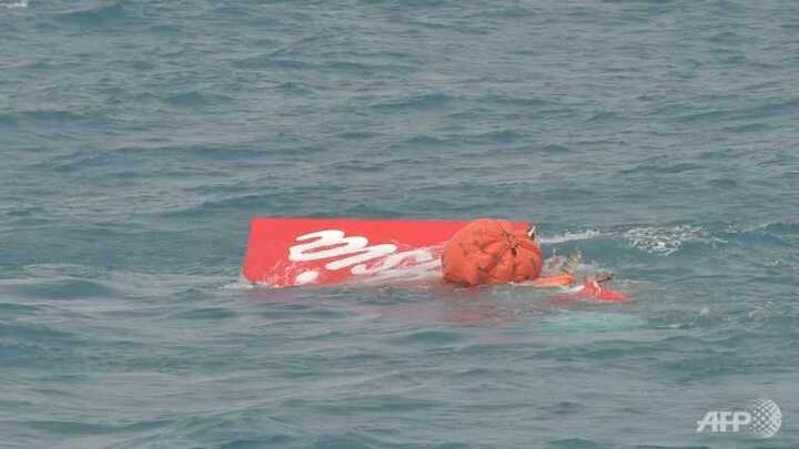 Đuôi máy bay AirAsia nổi lềnh bềnh trên mặt biển