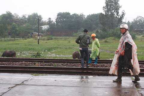 Nam thanh niên lao vào tàu hỏa tự tử trước mặt cha mẹ