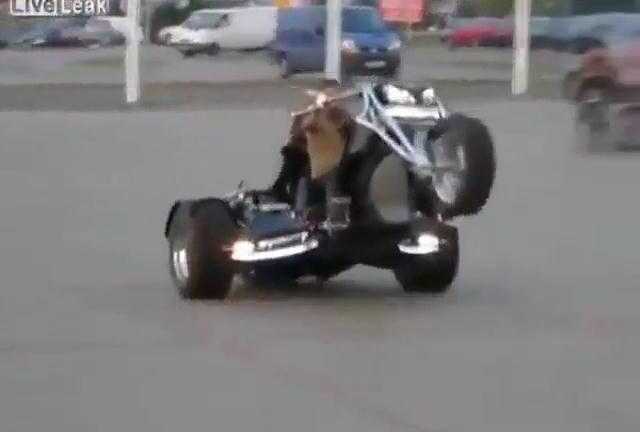 Lác mắt với màn drift của môtô 3 bánh