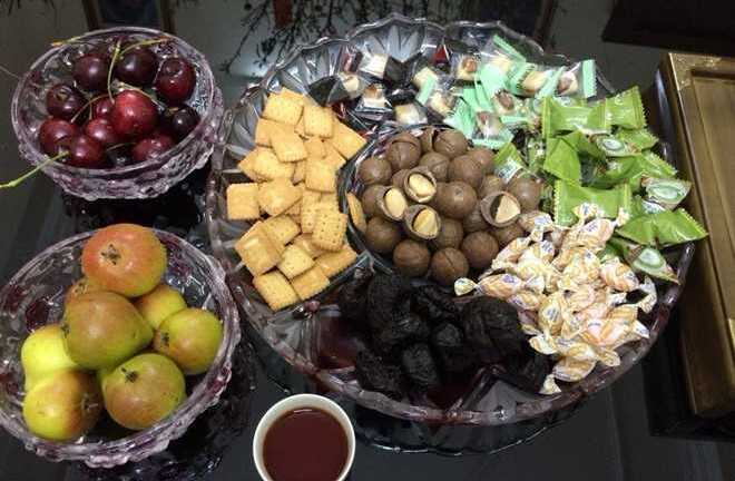 Người Hà Nội chi tiền triệu đặt quà vặt ăn Tết