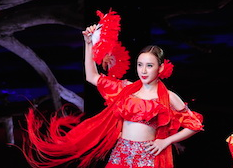 Angela Phương Trinh khoe eo thon hút mắt