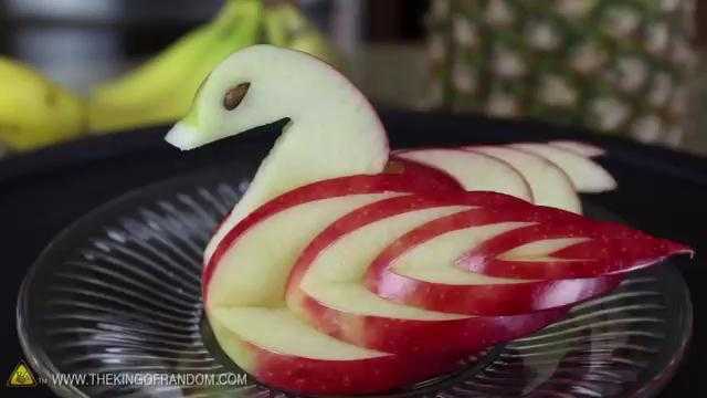 Clip: Mẹo cắt táo thành thiên nga dễ như ăn kẹo