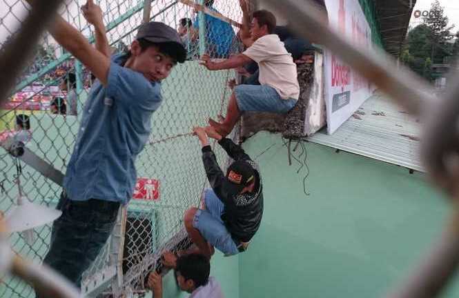 CĐV bị móc túi, uất ức không được xem Công Phượng