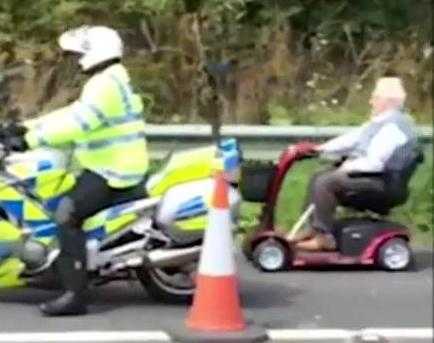 Cụ ông liều lĩnh đi xe cút kít điện ra đường cao tốc