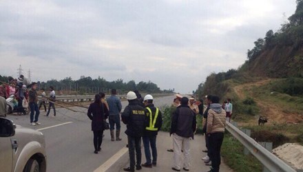 Dân vác tre rào đường cao tốc Nội Bài – Lào Cai