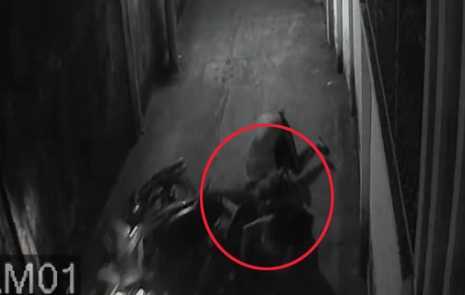 Bị 2 tên cướp kéo lê trong hẻm vắng, thiếu nữ vẫn cố giật lại túi