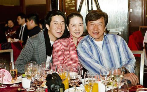 Những sự thật tệ hại về ngôi sao võ thuật Thành Long