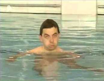 Video hài Mr Bean khám phá bể bơi