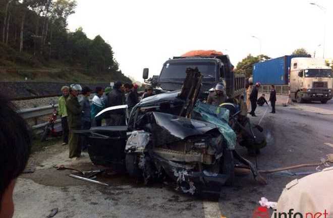 Tai nạn kinh hoàng, tài xế kẹt chân trong xe, 5 người nguy kịch