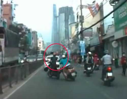 Video cướp dây chuyền ở Sài Gòn lên mạng nước ngoài
