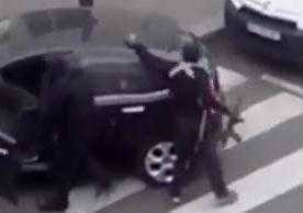 Video mới về tay súng nã đạn vào cảnh sát Paris