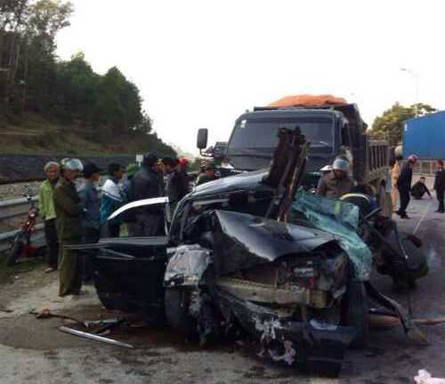 Ô tô chở 5 người bị xe tải đâm nát trên quốc lộ