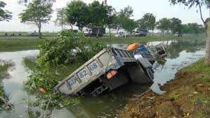 TP.HCM: Mất lái, xe tải lật xuống mương