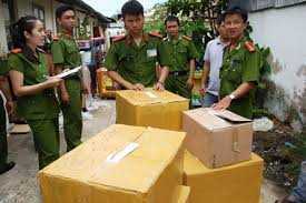 Đột kích kho hàng lậu khổng lồ giữa Hà Nội