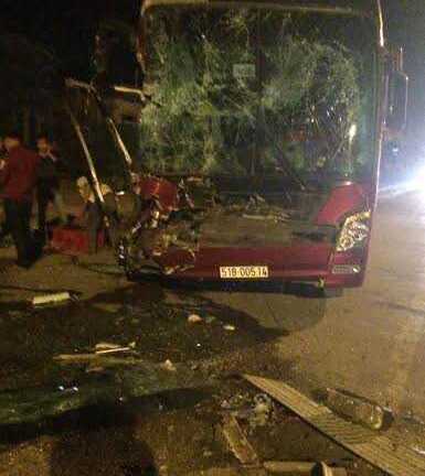Xe khách bị đâm biến dạng, 30 hành khách đập cửa chui ra