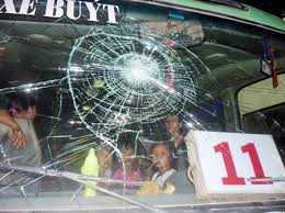 Ma men quậy phá xe bus, người nhà bức xúc 'quây' công an