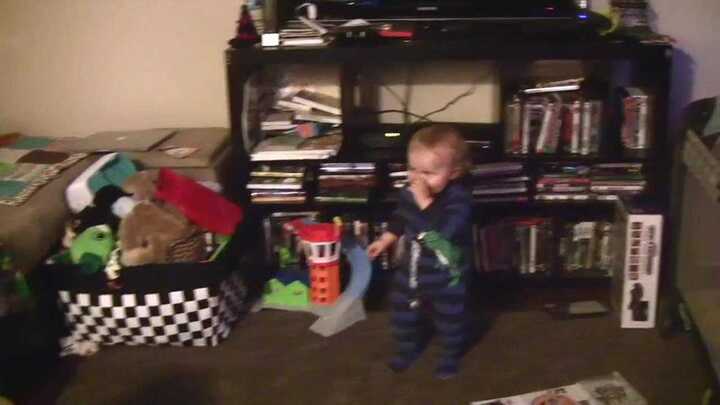 Em bé nhún nhảy theo nhạc ngộ nghĩnh