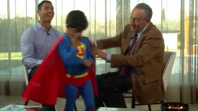 Clip: Ronaldo bị con trai quấy nhiễu khi đang trả lời phỏng vấn