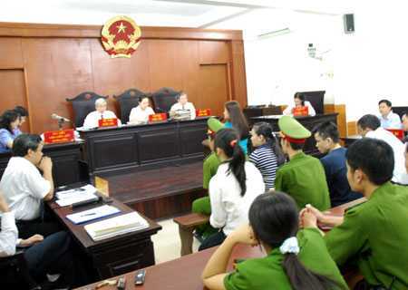 Con gái vào tù, cha đến tòa tìm cách 'chạy án'