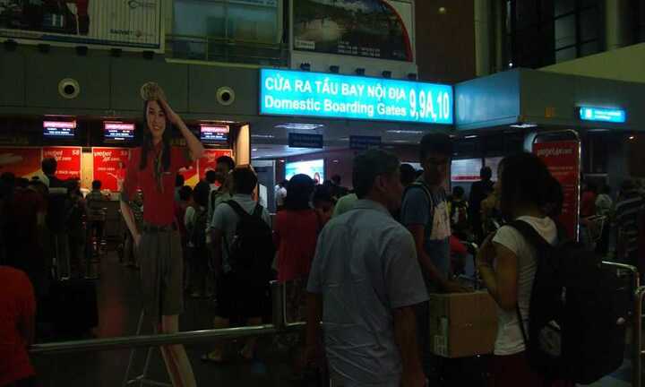 Nhân viên sân bay Nội Bài moi kiện hàng, trộm 16 điện thoại Samsung