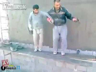 Clip: Thợ xây nhảy múa sập cả giàn giáo