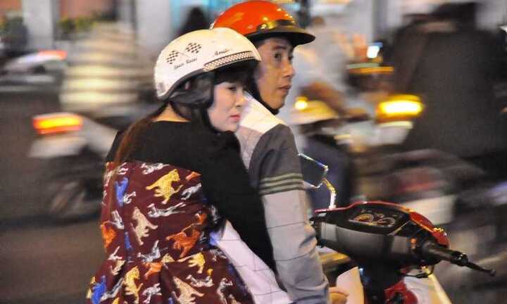 Sài Gòn 'lạnh như mùa đông', người dân co ro xuống phố