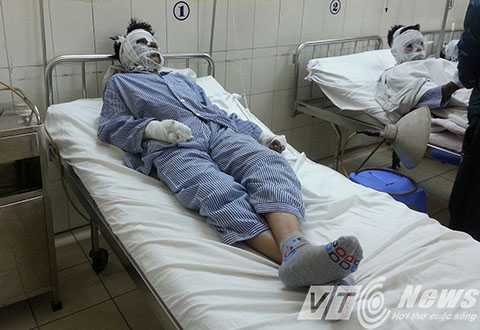 Lửa bốc ngùn ngụt trong căn nhà 5 tầng, nhiều người nhập viện