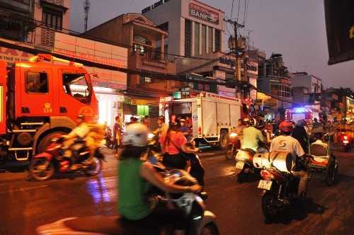 3 đứa trẻ kéo nhau tháo chạy khỏi căn nhà rực lửa