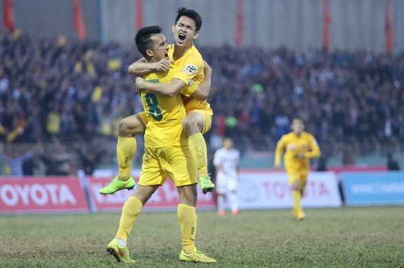 Clip: Đình Tùng ghi siêu phẩm hạ gục HAGL