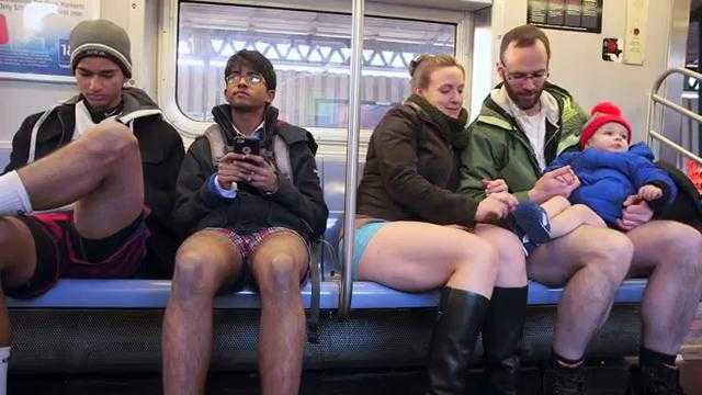 Video: Hàng ngàn người cởi bỏ quần dài đi tàu điện ngầm