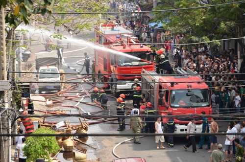 'Bà hỏa' thiêu rụi xưởng sản xuất mây tre giữa TP.HCM