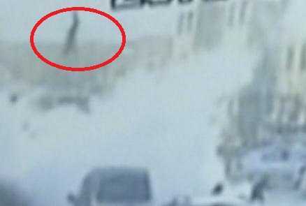 Video: Cống nước phát nổ, bé 9 tuổi bị hất văng lên trời