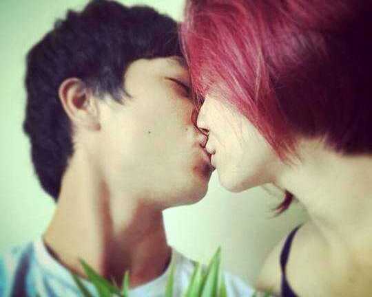 Công Phượng hôn Hòa Minzy: 19 tuổi, hôn thì làm sao?