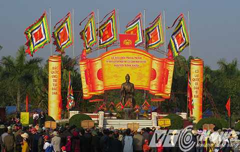 Hàng vạn người đổ về lễ hội ‘nhà tiên tri’ số 1 Việt Nam