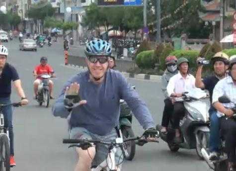 Clip: Tân đại sứ Hoa Kỳ đạp xe dọc kênh Nhiêu Lộc
