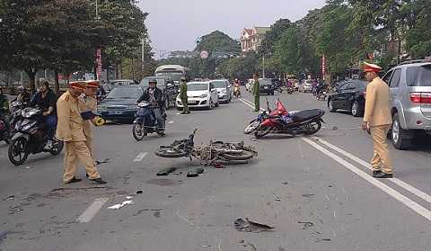 Chạy trốn CSGT ở ngã tư, 3 người nguy kịch