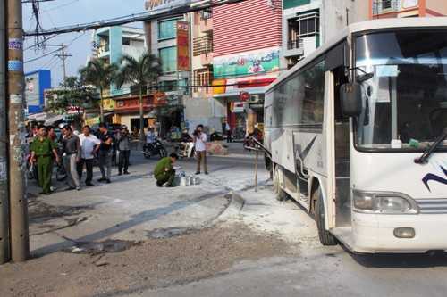 Xe đưa rước học sinh bốc cháy giữa TP.HCM