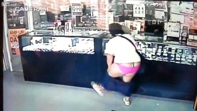 Clip: 'Nữ quái' gặp sự cố ngượng chín mặt trong lúc cướp