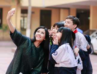 Top 25 Hoa hậu thế giới Nguyễn Thị Loan quyên góp sách cho học trò nghèo