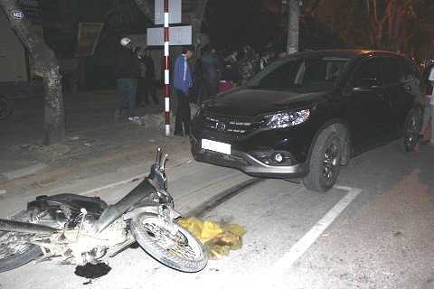 Nữ giáo viên tiếng Anh bị xe ô tô kéo lê 500m