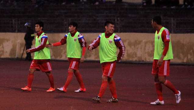 Công Vinh buồn bã, hết đất dụng võ ở B.Bình Dương