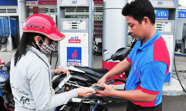 Loạn giá xăng vì Bộ trưởng muốn giữ ‘chữ tín’