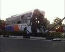 Xe giường nằm gặp nạn, dân đập cửa kính cứu hành khách