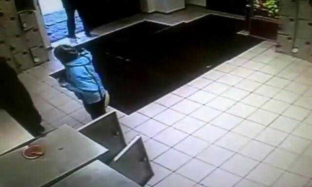 Cướp húc đầu vỡ tung cửa kính khi chạy trốn