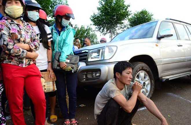 Em bất lực nhìn anh trai bị ôtô tông văng xa 5 mét