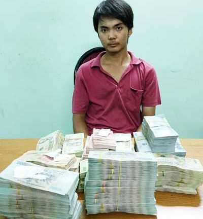Trộm 1,3 tỷ gửi về cho mẹ, kẻ làm thuê ung dung đi làm