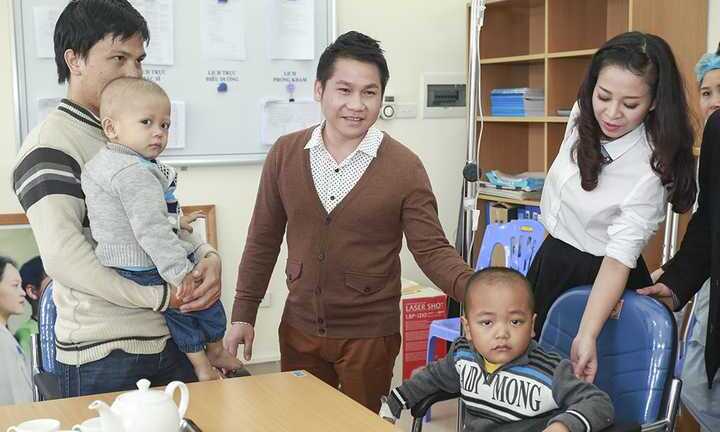 Trọng Tấn mang tiếng hát đến với bệnh nhi ung thư