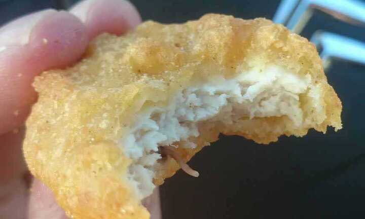 Khách tố giòi ngoe nguẩy trong suất gà rán