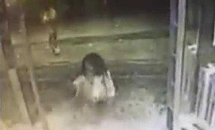 Cô gái nhầm lẫn, lao vào cửa kính vỡ vụn